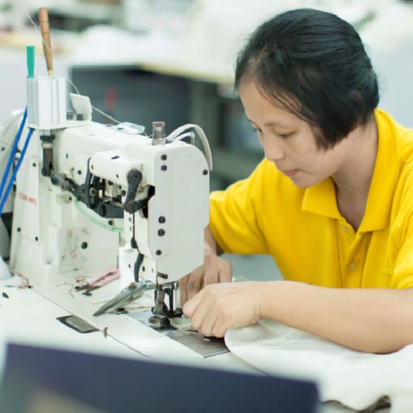 chuangke furniture grands家具厂的女工在车沙发